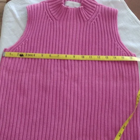 Women's Mock-Neck Cable-Knit Sleeveless Sweater - Picture 12 of 13